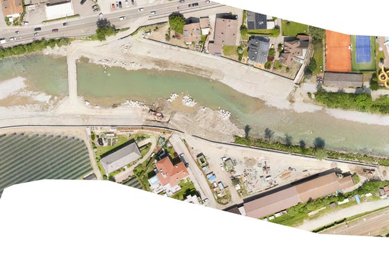 Una suggestiva immagine dall'alto dei lavori sugli argini del fiume Isarco a Chiusa (Foto: Planungsbüro in.ge.na)