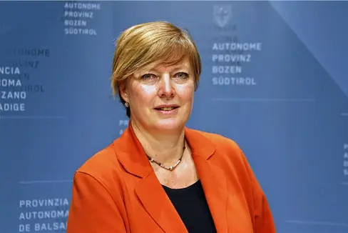 Abteilungsdirektorin Manuela Defant ist nun auch stellvertretende Direktorin im Ressort Deutsche Kultur, Bildungsförderung, Handel, Dienstleistung, Handwerk, Industrie, Arbeit und Integration. (Foto: LPA)