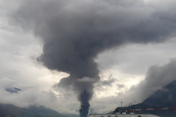 Una nube di fumo si è alzata su Bolzano a causa di un incendio. Si raccomanda di tenere chiuse porte e finestre e di spegnere gli impianti di condizionamento e ventilazione. (Foto: ASP/Maja Clara)