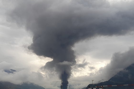 Starke Rauchentwicklung heute (8. Mai) wegen eines Brandes im Bozner Boden, Blick um 9.30 Uhr vom Zivilschutzzentrum an der Drususallee. (Foto: LPA/Maja Clara)