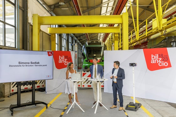 Sicherheit habe auf dem 2700 Kilometer langen Straßennetz mit rund 1700 Brücken und 206 Tunnels oberste Priorität, unterstrich Mobilitätslandesrat Alfreider im Gespräch mit Sedlak und Dejaco. (Foto: LPA/Tiberio Sorvillo)