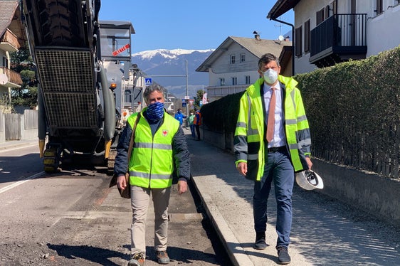 Die frühe Verfügbarkeit der Gelder garantiert uns wie 2021 mehr Planbarkeit für die Arbeiten im Laufe des Jahres. In wenigen Wochen können wir mit den Ausschreibungen starten und im März dann mit den ersten Arbeiten beginnen, sagt Mobilitätslandesrat Daniel Alfreider (r. im Bild). (Foto: LPA)