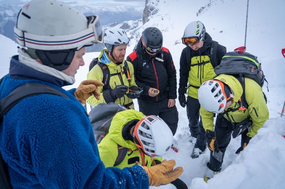 A corredo della presentazione di Cairos, ad Axamer Lizum, sopra Innsbruck, nel Land Tirolo, si è tenuto un corso di aggiornamento per i membri delle commissioni valanghe. (Foto: Land Tirolo/Hörmann)