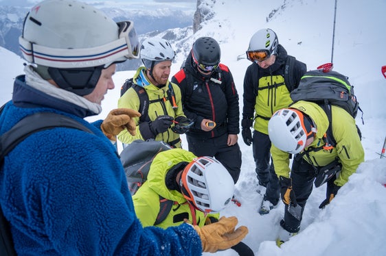 A corredo della presentazione di Cairos, ad Axamer Lizum, sopra Innsbruck, nel Land Tirolo, si è tenuto un corso di aggiornamento per i membri delle commissioni valanghe. (Foto: Land Tirolo/Hörmann)
