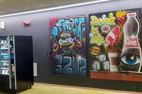 Coole Graffitis schmücken seit kurzem den Neubau des Berufsbildungszentrums Zuegg in Meran. (Foto: BBZ Zuegg)