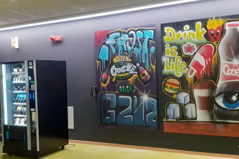 Coole Graffitis schmücken seit kurzem den Neubau des Berufsbildungszentrums Zuegg in Meran. (Foto: BBZ Zuegg)