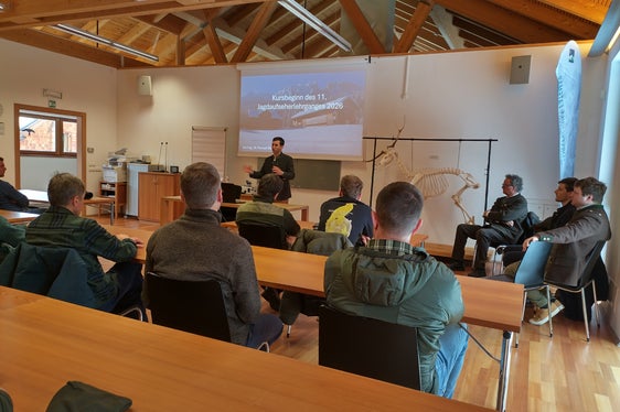 Der Geschäftsführer des Südtiroler Jagdverbands Benedikt Terzer (stehend) wies zu Beginn des elften Jagdaufseherlehrgangs in der Forstschule Latemar auf Bedeutung, Herausforderungen und Freuden des Berufes hin. Der sechsmonatige Kurs dauert bis September; nach Kursende werden die Abschlussprüfungen abgenommen. (Foto: LPA/Forstschule Latemar)