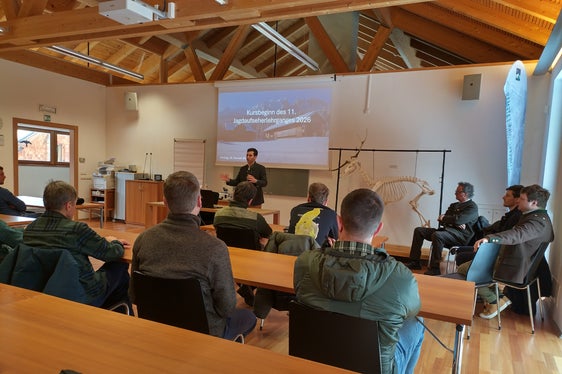 All'inizio dell'undicesimo corso per agenti venatori presso la Scuola forestale Latemar, Benedikt Terzer (in piedi), direttore dell'Associazione Cacciatori dell'Alto Adige, ha sottolineato l'importanza, le sfide e le gioie di questa professione. Il corso durerà fino a settembre. (Foto: USP/Scuola forestale Latemar)
