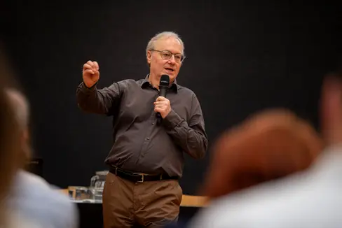 Der Co-Leiter des Center for Advanced Studies bei Eurac Research, UNESCO-Lehrstuhlinhaber und Mitglied der Europäischen Akademie der Wissenschaften und Künste, Roland Benedikter, erläuterte, dass Zukunftsfragen in der aktuellen globalen Lage einen immer größeren Stellenwert einnehmen. (Foto: LPA/Fabio Brucculeri)