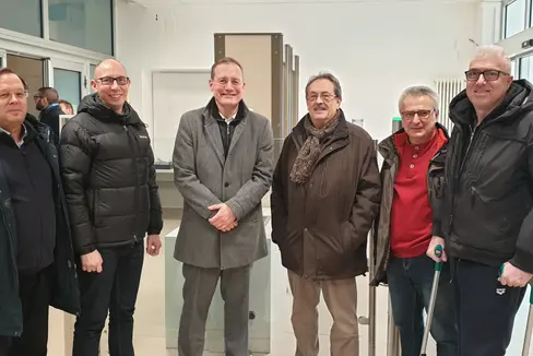 Lokalaugenschein am Bozner Landesgericht: Gemeinsam mit seinen Mitarbeitern, Technikern und Bau-Beauftragten hat sich Landesrat Massimo Bessone (Bildmitte) ein Bild vom Stand der Arbeiten des ersten Bauloses gemacht. (Foto: LPA/Anna Pitarelli)