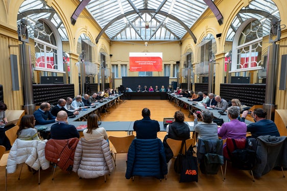 Am 18. März wurden die Verhandlungen zwischen Land und den Gewerkschaften wieder aufgenommen. Zur Diskussion stehen strukturelle Gehaltserhöhungen, deren soziale Staffelung und eine weitere Einmalzahlung. (Foto: LPA/Fabio Brucculeri)