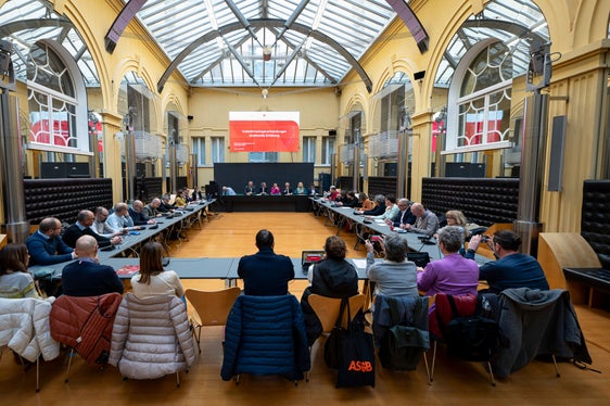 Am 18. März wurden die Verhandlungen zwischen Land und den Gewerkschaften wieder aufgenommen. Zur Diskussion stehen strukturelle Gehaltserhöhungen, deren soziale Staffelung und eine weitere Einmalzahlung. (Foto: LPA/Fabio Brucculeri)