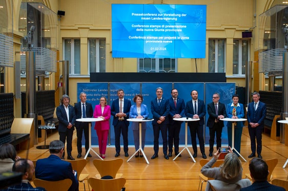 Fotografia de grupa n ucajion dla cunferënza stampa, ulache la cumembrës y i cumëmbri dla Jonta provinziela nueva à prejentà si persona y si cumpetënzes. (Foto: USP/Fabio Brucculeri)