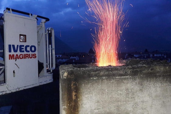 Eine fachgerechte Reinigung durch Kaminkehrer kann einem Kaminbrand - im Bild in einer Aufnahme der Freiwilligen Feuerwehr Lana - vorbeugen. (Foto: LPA/Landesverband der Freiwilligen Feuerwehren Südtirols)