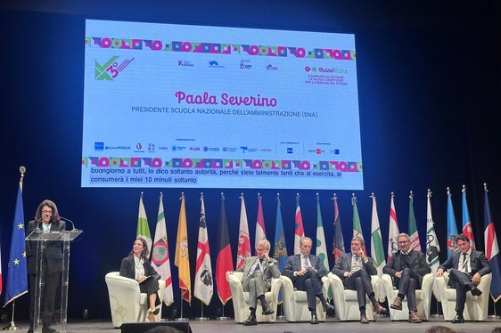 Da sinistra Paola Severino, la moderatrice Manuela Perrone, il ministro Zangrillo, il presidente Bardi, il presidente Marsilio, il presidente della Provincia autonoma di Bolzano Arno Kompatscher e Francesco Silvestro (Foto: USP)