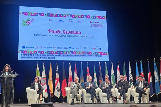 Da sinistra Paola Severino, la moderatrice Manuela Perrone, il ministro Zangrillo, il presidente Bardi, il presidente Marsilio, il presidente della Provincia autonoma di Bolzano Arno Kompatscher e Francesco Silvestro (Foto: USP)