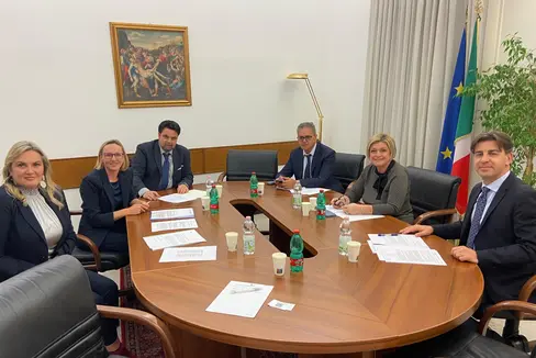 Incontro costruttivo al Ministero del Lavoro. Da sinistra: la deputata Renate Gebhard, l'assessora provinciale al Lavoro Magdalena Amhof, il senatore Meinhard Durnwalder, Vincenzo Caridi (direttore del Dipartimento per le politiche del lavoro, previdenziali, assicurative e per la salute e la sicurezza nei luoghi di lavoro), la ministra del Lavoro Marina Calderone, Giuseppe Zuccaro (capo dell'Ufficio legislativo del Ministero del Lavoro). Foto: USP.