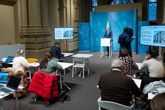 Il presidente della Provincia, Arno Kompatscher, ha presentato la delibera nel corso della conferenza stampa che ha fatto seguito alla seduta della Giunta. (Foto: ASP/Fabio Brucculeri)