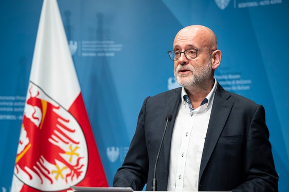 Flavio Ruffini, Direktor der Landesagentur für Umwelt und Klimaschutz: Die Förderungen für die Steigerung der Energieeffizienz und den Ausbau der erneuerbaren Energien haben nicht nur positive Auswirkungen auf die Umwelt, sondern auch auf die Lebensqualität der Menschen und auf die Wirtschaft. (Foto: LPA/Fabio Brucculeri)