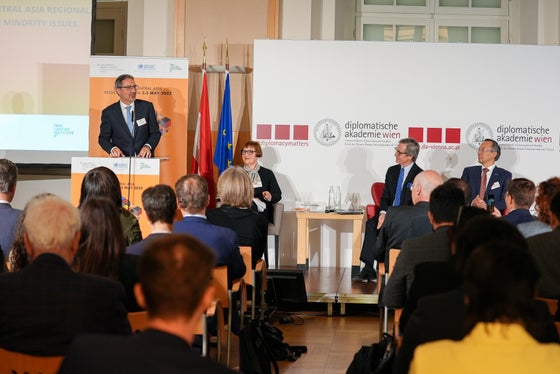 Il Presidente Kompatscher (in piedi) al Europe-Central Asia Regional Forum on Minorities (Foto: ASP)