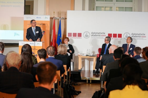 Il Presidente Kompatscher (in piedi) al Europe-Central Asia Regional Forum on Minorities (Foto: ASP)