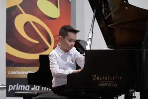 Victor Aurel Veit aus Bozen von der Musikschule Meran (Lehrperson: Irina Kyrylovska) bei seinem Spiel in Innsbruck (Foto: Land Tirol/Wolfgang Alberty)