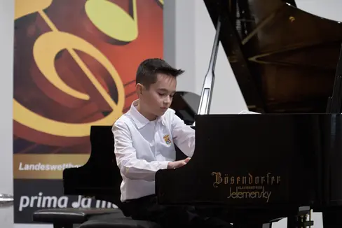 Victor Aurel Veit aus Bozen von der Musikschule Meran (Lehrperson: Irina Kyrylovska) bei seinem Spiel in Innsbruck (Foto: Land Tirol/Wolfgang Alberty)