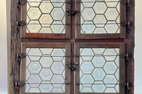 Josef Spechtenhauser sammelt historische Fenster, unter anderem dieses vom Lorenzihof in Kortsch/Schlanders. Seine Sammlung ist bis zum 31. Jänner 2025 im Ansitz Rottenbuch in Bozen zu sehen. (Foto: LPA/Landesdenkmalamt)