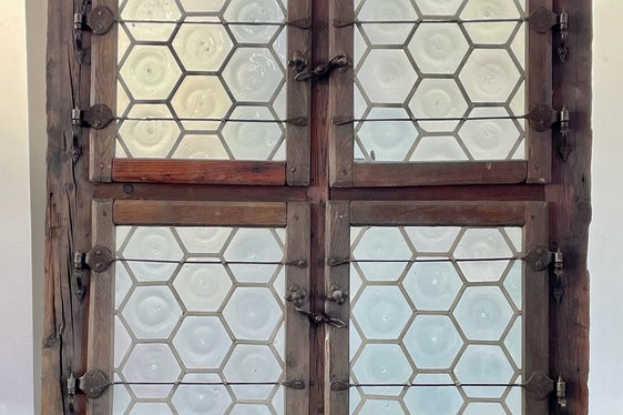 Josef Spechtenhauser sammelt historische Fenster, unter anderem dieses vom Lorenzihof in Kortsch/Schlanders. Seine Sammlung ist bis zum 31. Jänner 2025 im Ansitz Rottenbuch in Bozen zu sehen. (Foto: LPA/Landesdenkmalamt)