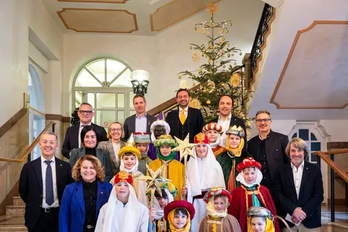 Einen festlichen und herzlichen Moment erlebte die Landesregierung am 30. Dezember im Palais Widmann: 14 Sternsingerinnen und Sternsinger aus Schabs kamen gemeinsam mit ihren Begleitpersonen und überbrachten den Mitgliedern der Landesregierung ihre Segenswünsche für das Jahr 2026. (Foto: LPA/Fabio Brucculeri)