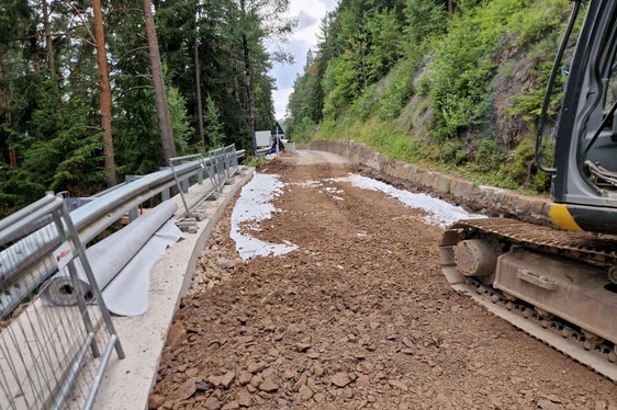 Die Landesstraße wird auf einem schmalen Abschnitt teilweise verbreitert. (Foto: LPA/Jörg Seehauser)