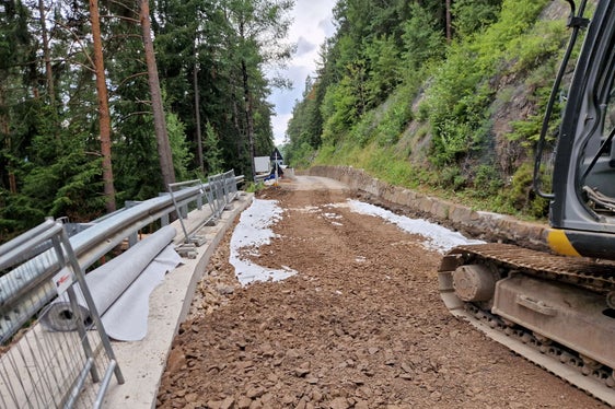 Nel tratto della SP 132 San Valentino in Campo-Nova Levante compreso tra il chilometro 15+360 e il chilometro 16+265 l'intero corpo stradale deve essere sostituito prima di poter iniziare i lavori di pavimentazione. (Foto: ASP/Jörg Seehauser)