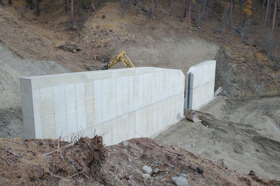 Die Sperre im Tartscherbach oberhalb von Tartsch in der Gemeinde Mals im Vinschgau ist insgesamt rund 34 Meter lang. (Foto: LPA/Landesamt für Wildbach- und Lawinenverbauung West)