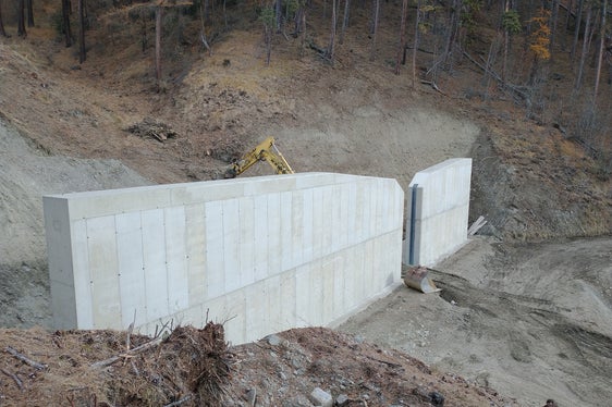Die Sperre im Tartscherbach oberhalb von Tartsch in der Gemeinde Mals im Vinschgau ist insgesamt rund 34 Meter lang. (Foto: LPA/Landesamt für Wildbach- und Lawinenverbauung West)