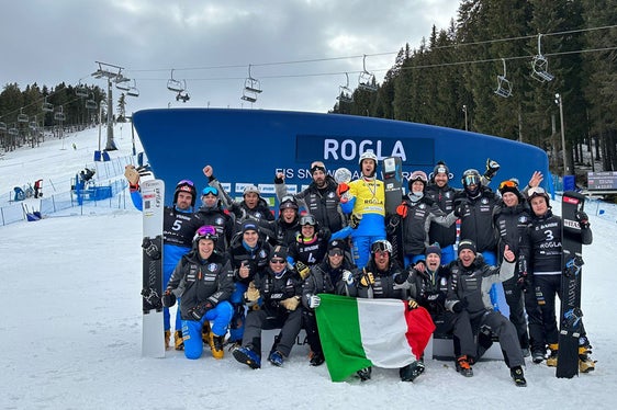 Die italienische Nationalmannschaft im Snowboard feierte im slowenischen Rogla den historischen Dreifachsieg der Mannschaft im Parallel-Riesentorlauf. (Foto: Italienischer Wintersportverband/FISI).