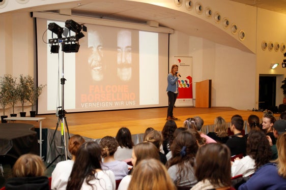 Nel dare il benvenuto ai ragazzi, la direttrice della Direzione provinciale scuole in lingua tedesca Sigrun Falkensteiner, ha sottolineato l'importanza della memoria storica nella lotta alle mafie (Foto: ASP/Verena Hilber)