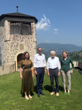 Con un tempo splendido, il presidente della Provincia Arno Kompatscher (secondo da sinistra) e sua moglie Nadia hanno dato il benvenuto al Presidente della Repubblica Sergio Mattarella con la figlia Laura a Fiè. (Foto: USP)