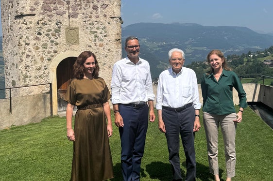 Con un tempo splendido, il presidente della Provincia Arno Kompatscher (secondo da sinistra) e sua moglie Nadia hanno dato il benvenuto al Presidente della Repubblica Sergio Mattarella con la figlia Laura a Fiè. (Foto: USP)