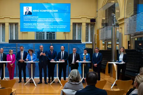 La neoeletta Giunta provinciale (nella foto) si è presentata oggi a Palazzo Widmann e assumerà le prime decisioni nella seduta inaugurale in programma venerdì 2 febbraio. (Foto: ASP/Fabio Brucculeri)