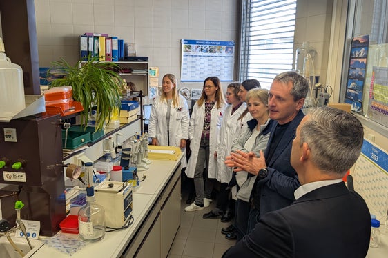 Landesrat Peter Brunner (erster von rechts) konnte sich beim Besuch des Labors für Wasseranalysen und Chromatographie von der hervorragenden Qualität der Analysetätigkeit überzeugen: im Bild im Gespräch mit Amtsdirektor Christian Bachmann (zweiter von rechts) und den Mitarbeiterinnen und Mitarbeitern des Labors. (Foto: LPA/Vera Brunetti)