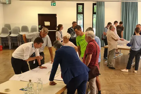 Numerosi interessati hanno colto l'occasione per informarsi sul raddoppio della linea ferroviaria Bolzano-Merano direttamente dai tecnici all'Infoday di Bolzano. (Foto: ASP/Margit Perathoner)