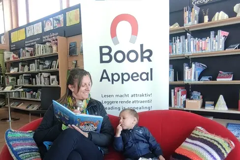 Oggi 21 maggio numerose biblioteche altoatesine organizzano una serie di eventi dedicati alla lettura multilingue. (Foto: ASP/Ufficio Educazione permanente)