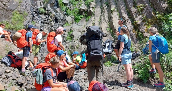 Wissenswertes über Geologie wurde den Kindern von Kathrin Lang und Danile Constantini vom Landesamt für Geologie und Baustoffprüfung vermittelt. (Foto: LPA/Ralf Pechlaner)