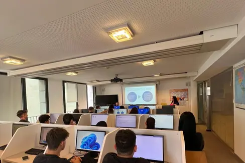 Progetto innovativo all'Istituto Walther. Ideato un percorso rivolto agli studenti di creazione d’impresa, comunicazione e business con l’utilizzo di strumenti d’Intelligenza Artificiale (Foto: ASP/Direzione istruzione e formazione italiana)