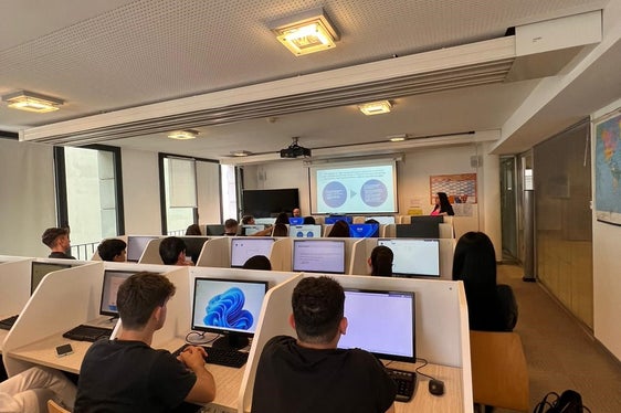 Progetto innovativo all'Istituto Walther. Ideato un percorso rivolto agli studenti di creazione d’impresa, comunicazione e business con l’utilizzo di strumenti d’Intelligenza Artificiale (Foto: ASP/Direzione istruzione e formazione italiana)