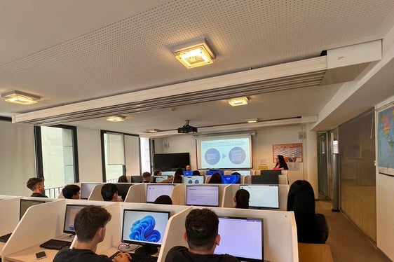 Progetto innovativo all'Istituto Walther. Ideato un percorso rivolto agli studenti di creazione d’impresa, comunicazione e business con l’utilizzo di strumenti d’Intelligenza Artificiale (Foto: ASP/Direzione istruzione e formazione italiana)