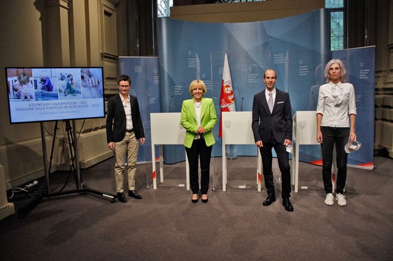 Da sin.: Carmen Plaseller (Agenzia per la Famiglia), assessora Deeg, Timon Gärtner e Nicoletta Colletti (ASTAT) (Foto: ASP/Greta Stuefer)