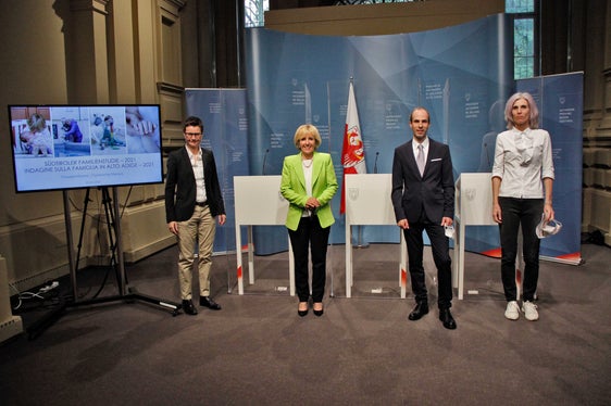 v.l. Carmen Plaseller (Familienagentur), Landesrätin Deeg, Timon Gärtner und Nicoletta Colletti (ASTAT). (Foto: LPA/Greta Stuefer)