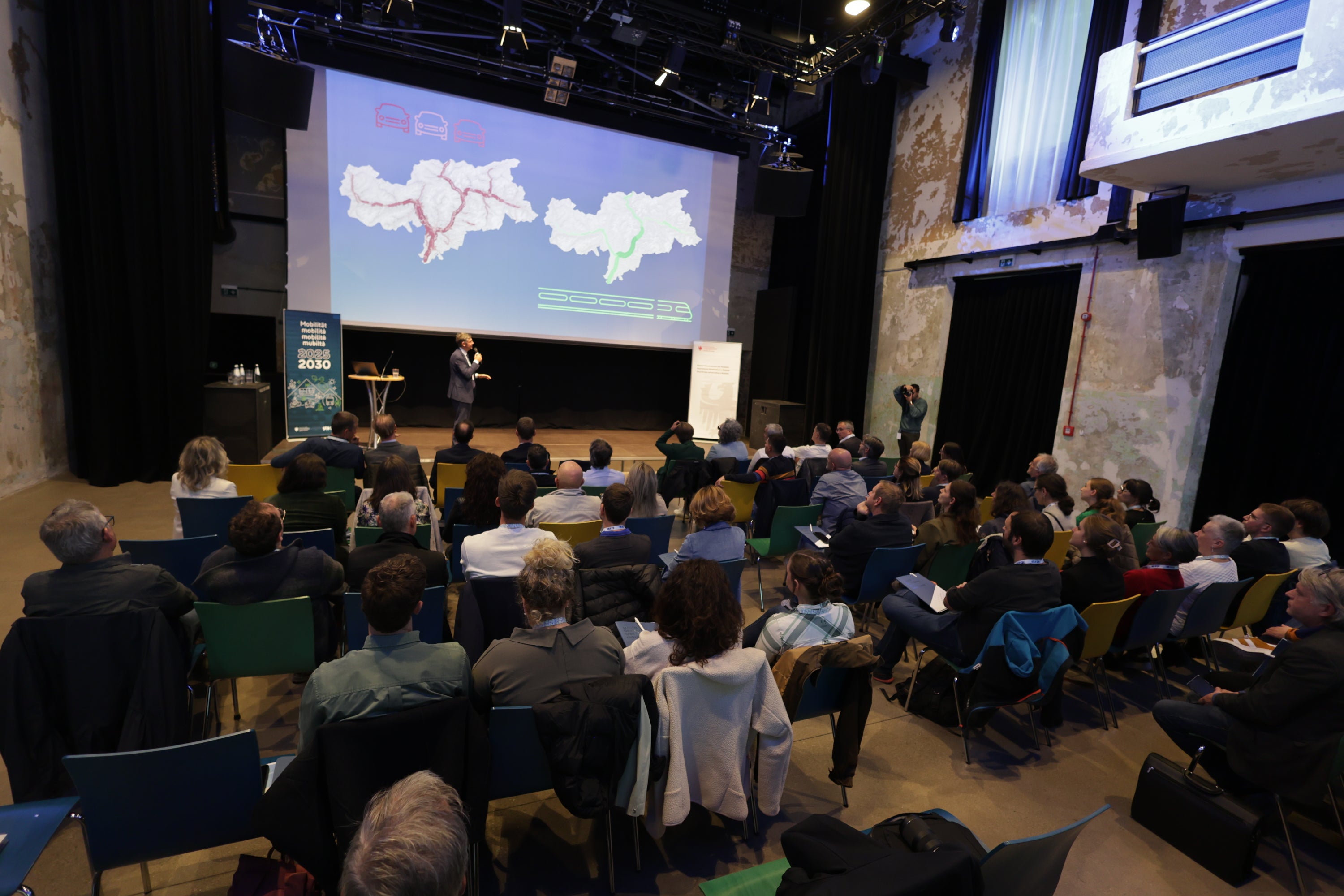 Al centro dell'attenzione della serata informativa Mobilità 2025-2030 a Silandro: l'elettrificazione della ferrovia della Val Venosta. (Foto: USP/Ingo Dejaco)