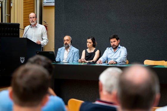 Stellten die Ergebnisse der Analyse der Siedlungsabfälle 2025 im Landhaus 1 in Bozen vor (v.l.): Amtsdirektor Giulio Angelucci mit Marco Bellocchio, Lucia Socini und Roberto Delbuono von der Affidavit GmbH. (Foto: LPA/Fabio Brucculeri)